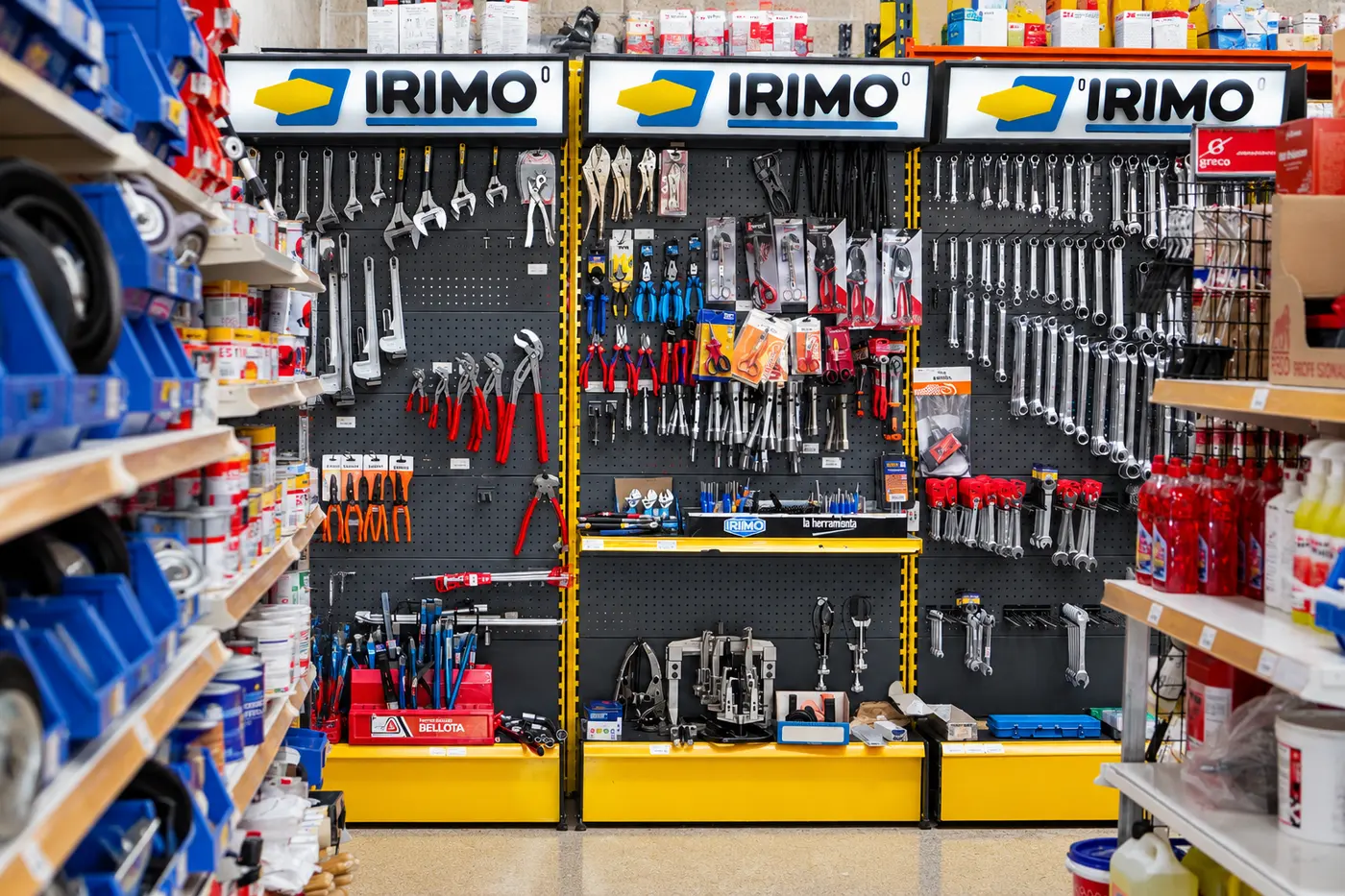 Expositor de herramienta manual Irimo en Comercial Laga, con llaves, alicates y extractores