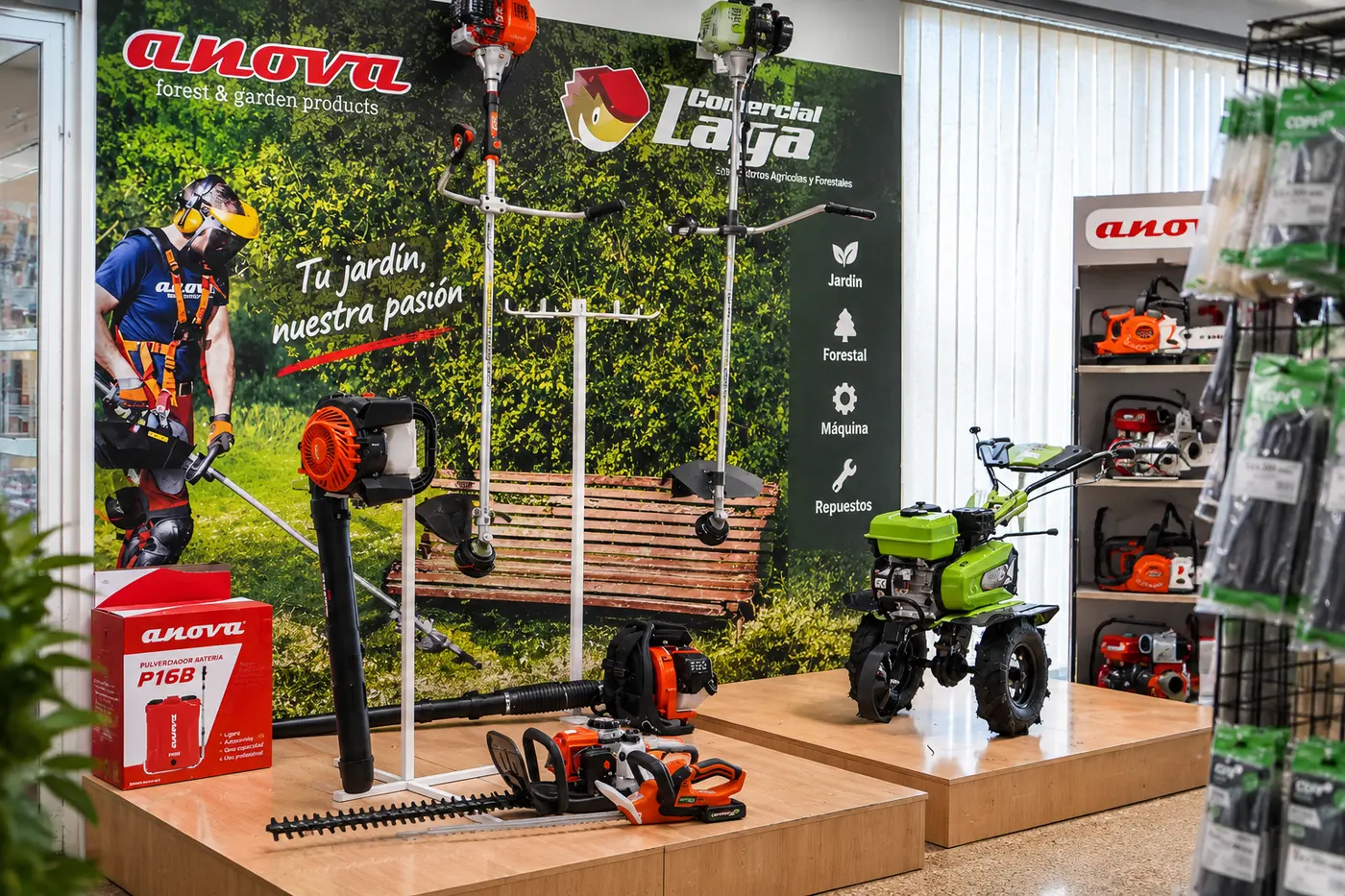 Zona de jardín y forestal de Anova en Comercial Laga, con desbrozadoras, motocultor, cortasetos y motosierras